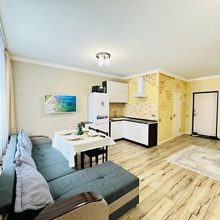Апартаменты Vostochnyi Park Apartament In The Center Of Алматы Экстерьер фото